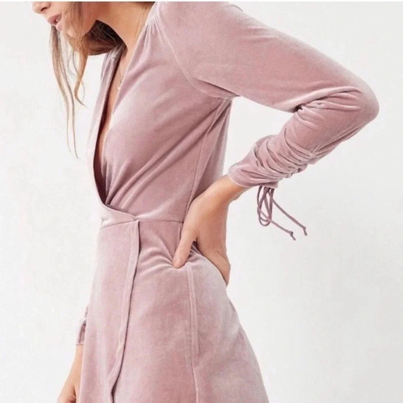 Urban Outfitters UO Dusty Pink Goldmine Velvet Faux Wrap Romper Size M Medium - Picture 1 of 6